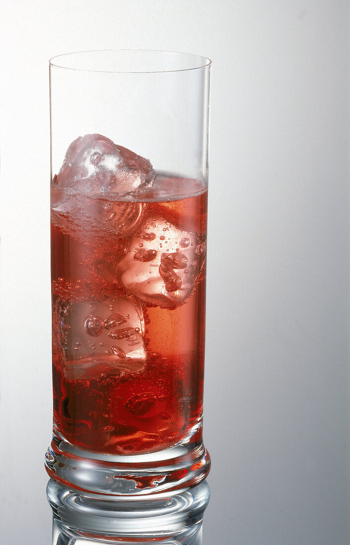 Ein Glas Campari-Soda mit viel Eis 