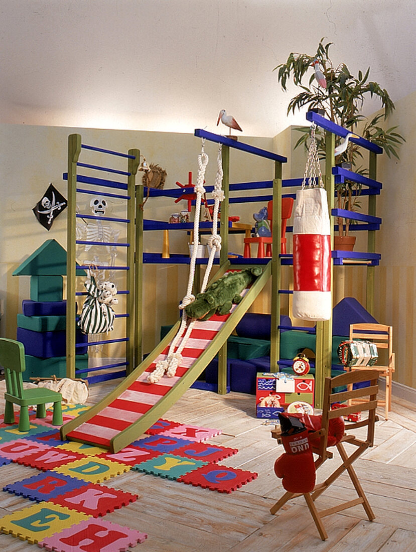 Kinderzimmer mit Klettergerüst aus Holz, Rutschen u. Hangeln