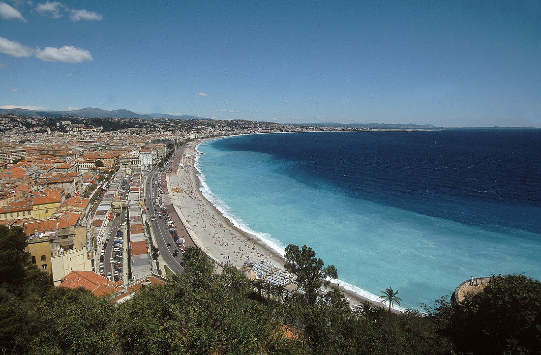 Blick auf den Strand von Nizza an der "Promenade des Anglais".