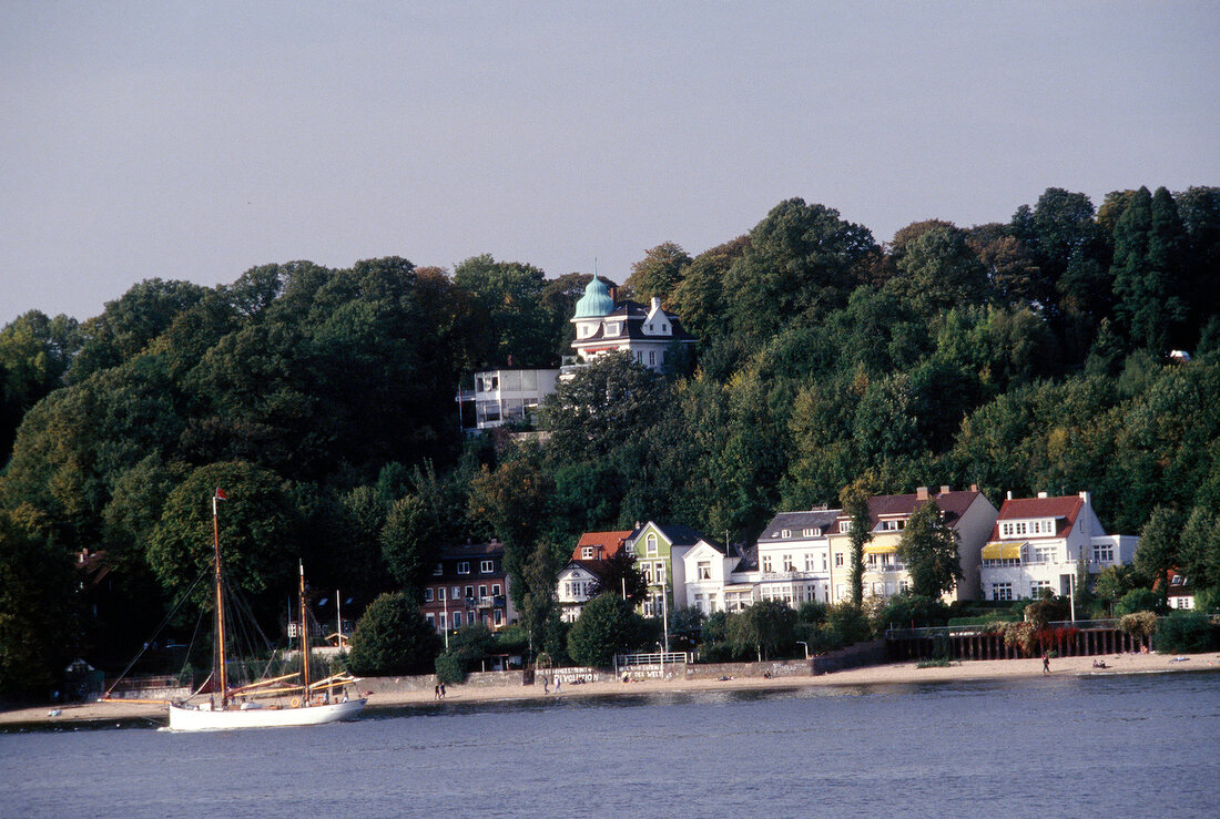 View of houses on riverbank of Elbe, Ovelgonne, Hamburg, Germany