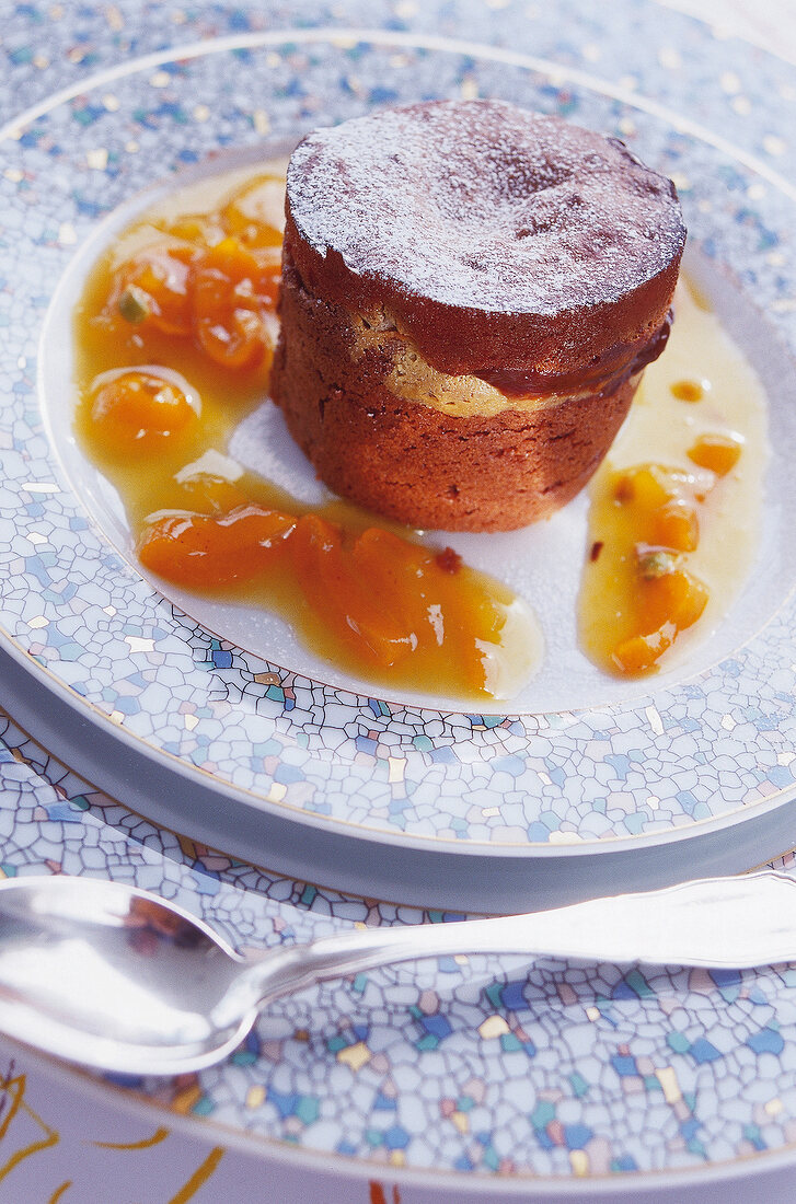 Schokoladensouffle mit Sauce aus Kumquast.(teilw.angeschnitten)