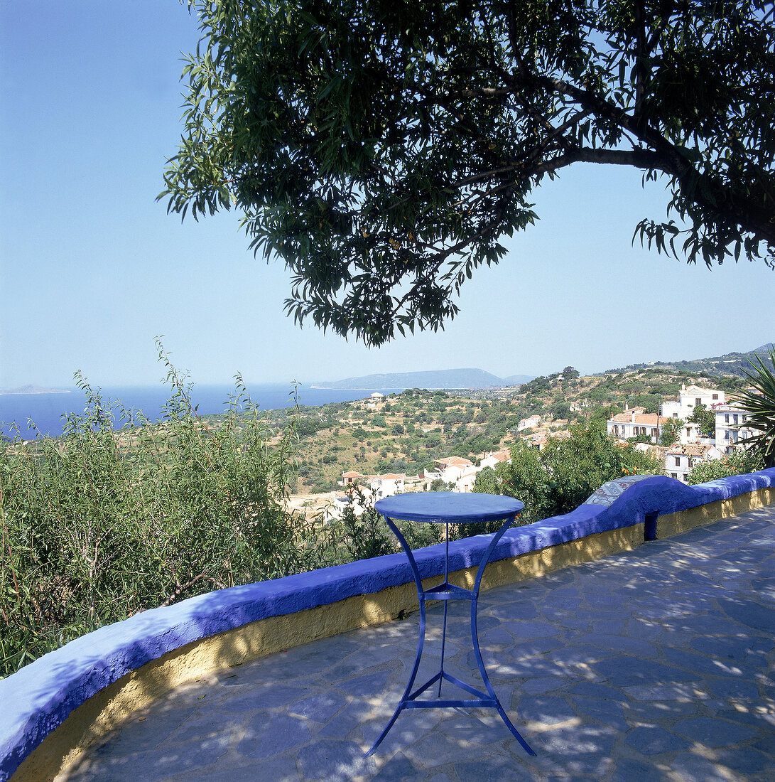 Blick v.d. Terrasse auf Olivenbäume, Küste und Meer