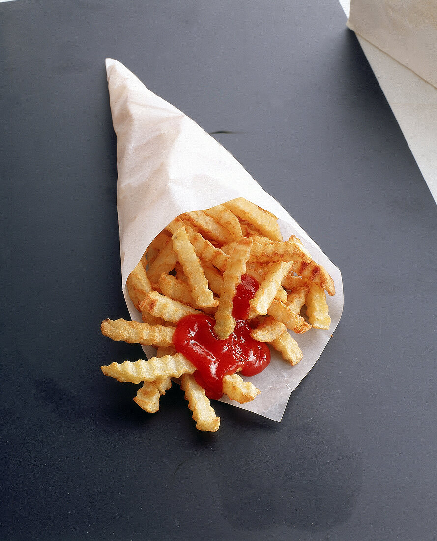 Tüte Pommes frites mit Ketchup 