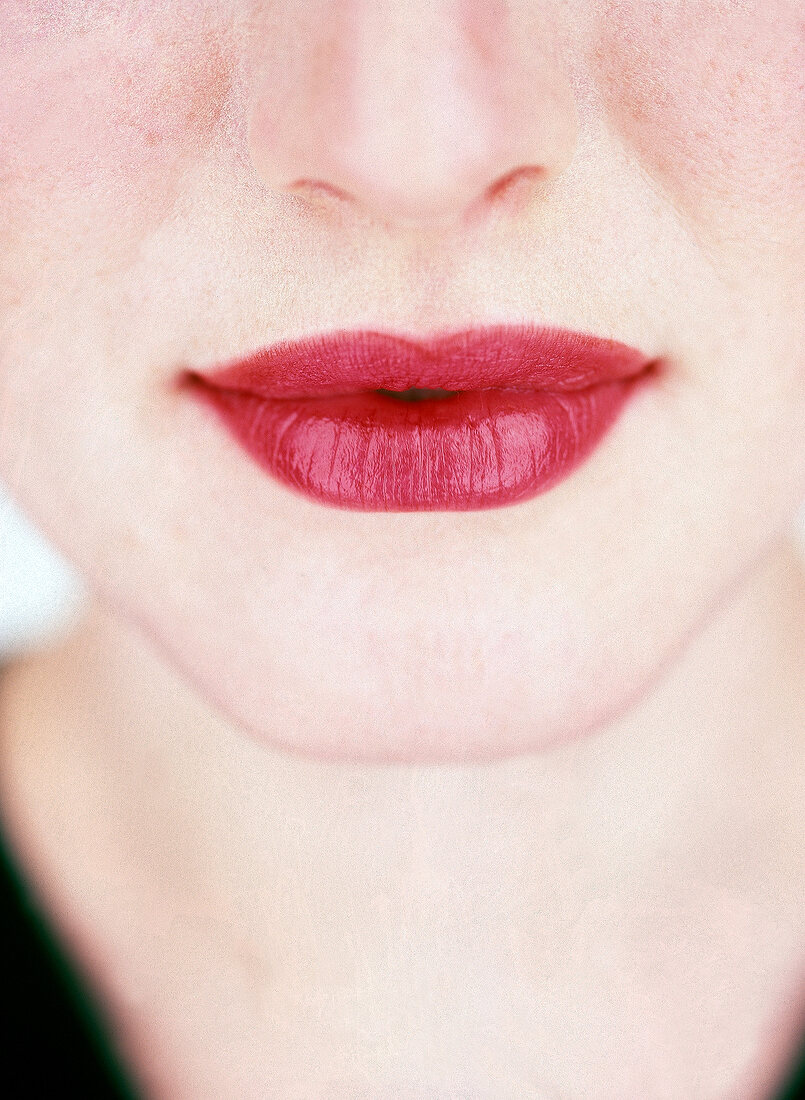 Tiefrot geschminkte Lippen 