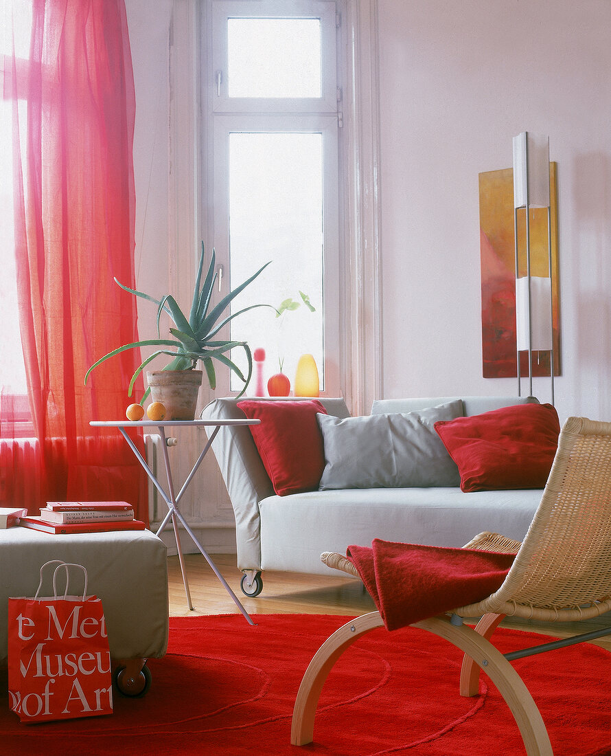 Wohnraum, schlicht, eingerichtet in rot, grau und weiß