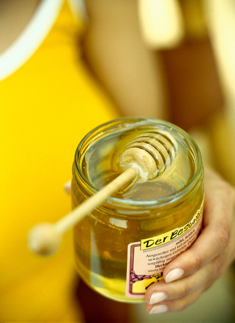 Glas Honig mit Honiglöffel.  X 