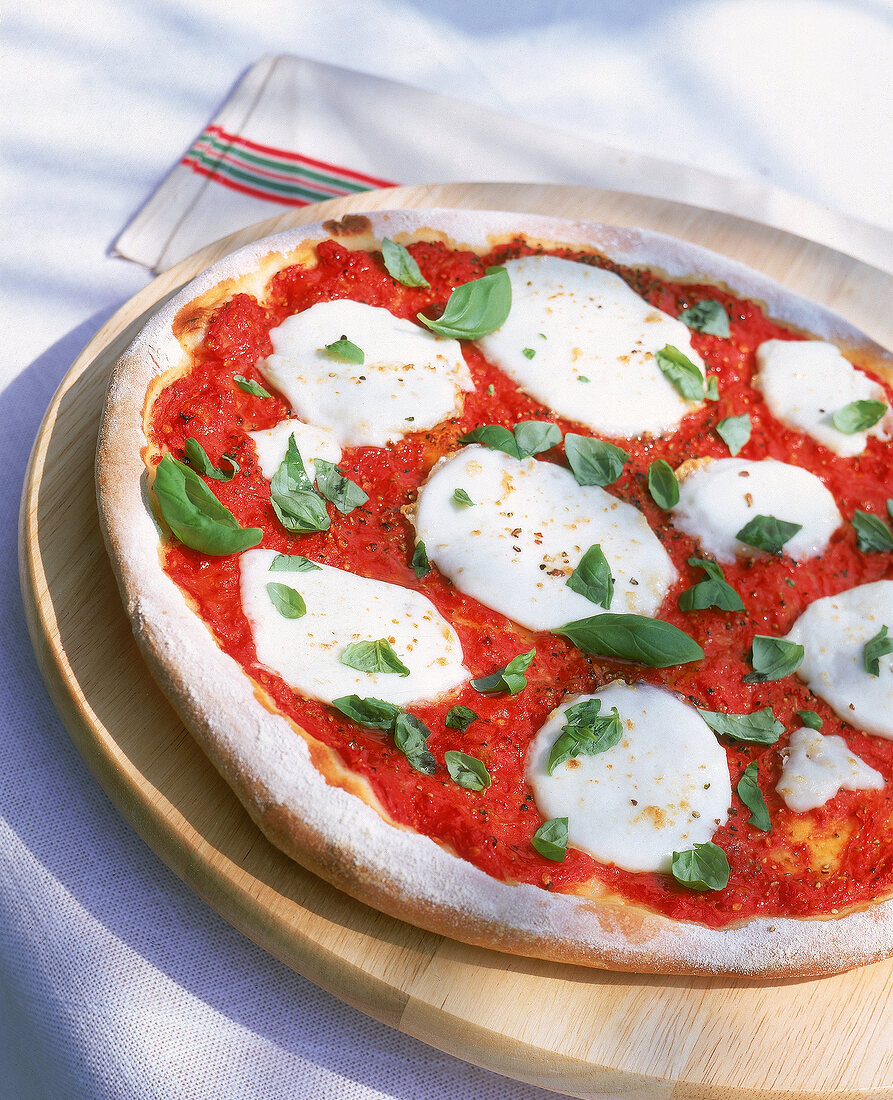 Italienische Pizza Margherita mit Tomaten, Mozzarella, Basilikum