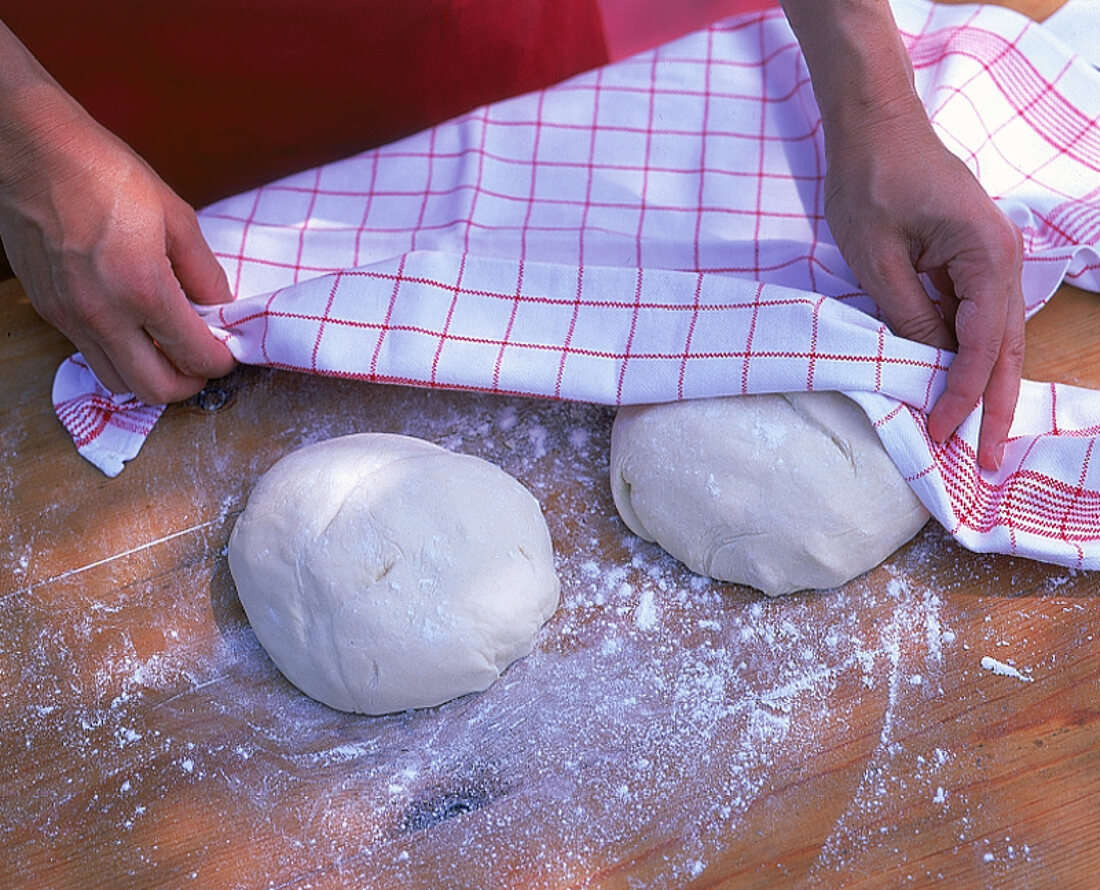 Italienische Pizza Margherita: Hefeteig gehen lassen, 2