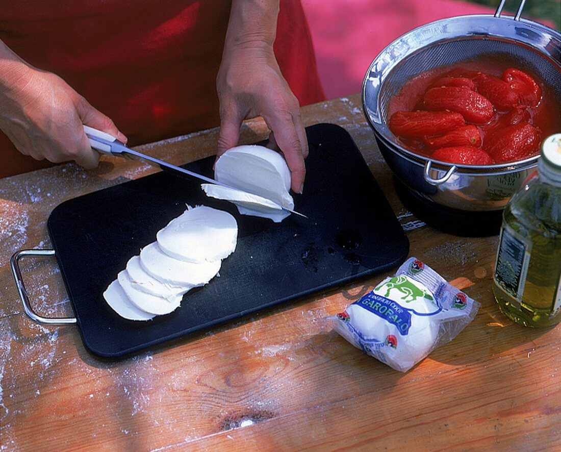 Italienische Pizza Margherita: Mozzarella u. Tomaten schneiden, 3