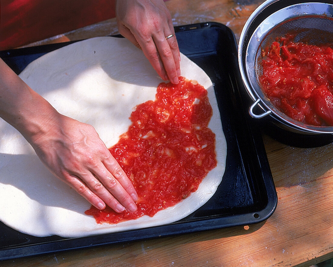 Italienische Pizza Margherita: Teig belegen, 5