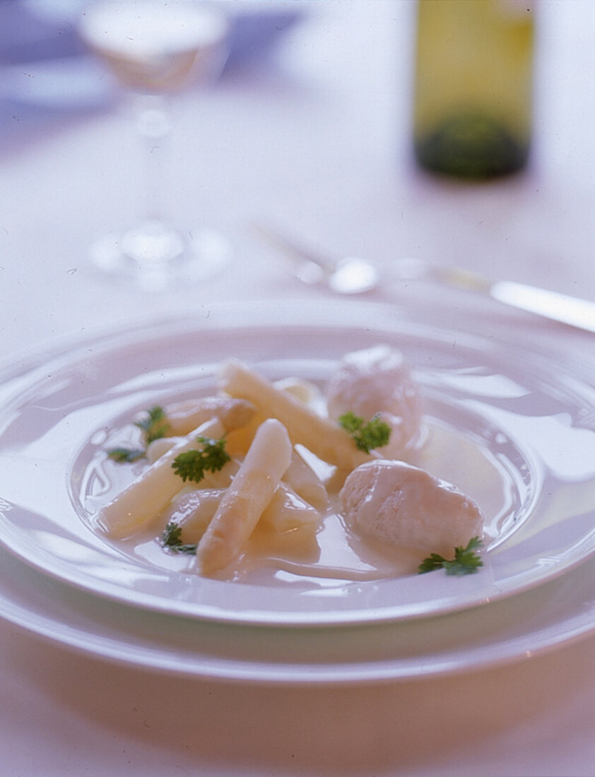 Zanderklößchen mit Sahnesoße und Spargelspitzen