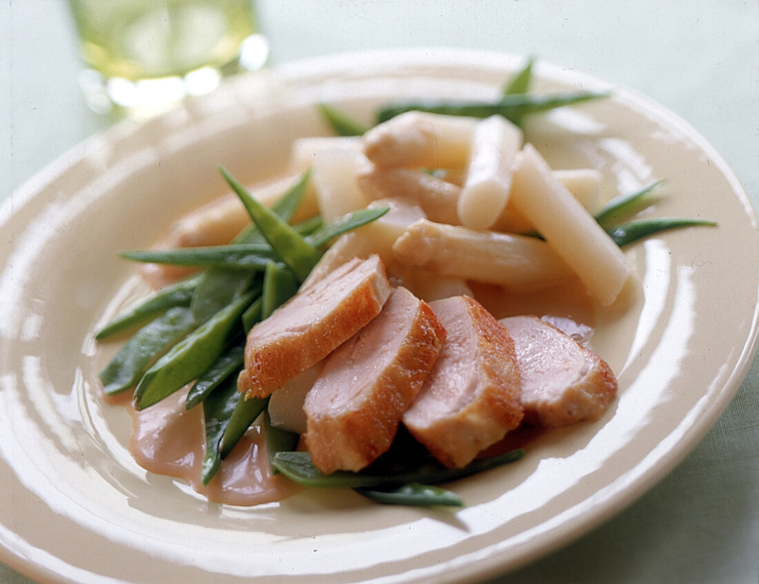 Hähnchenbrust mit Spargel-Zuckerscho ten Gemüse