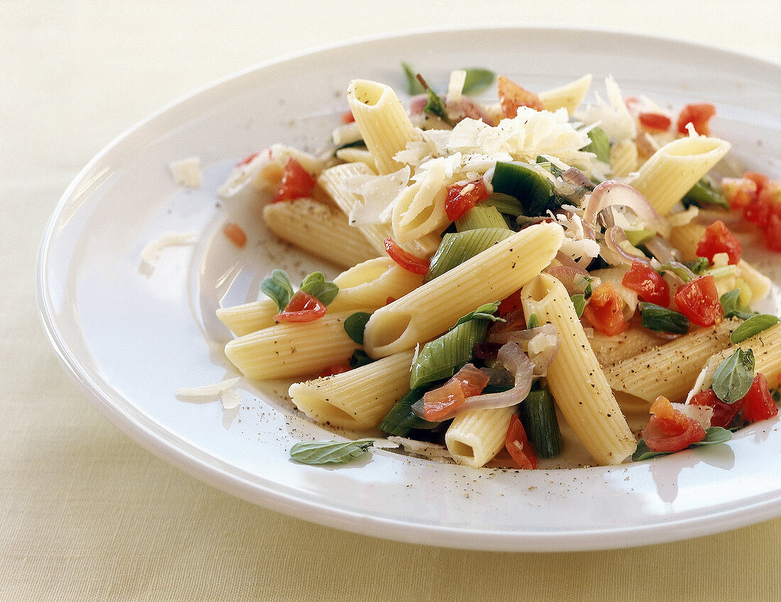 Rigatoni mit frischen Kräutern, Zwiebeln,Tomaten und Käse