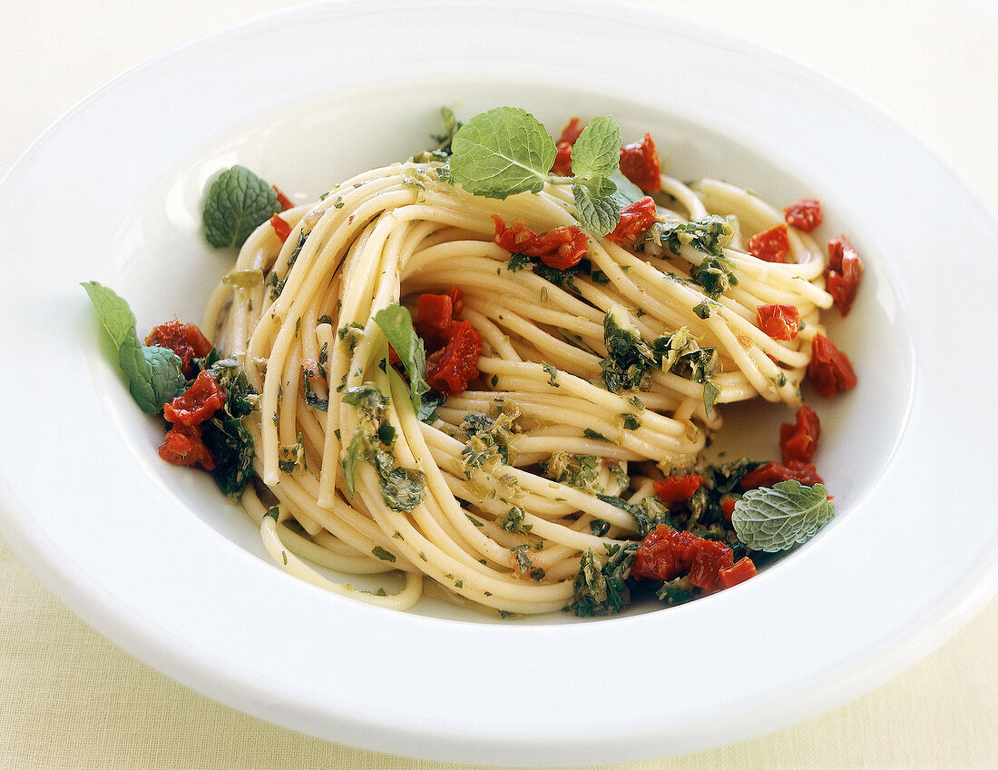 Spaghetti mit Tomaten-Minz-Pesto 