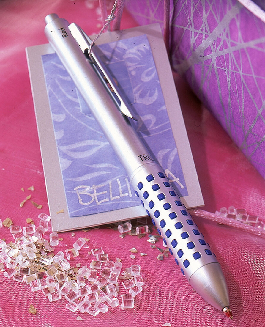 Kugelschreiber mit blauem Netzmuster 