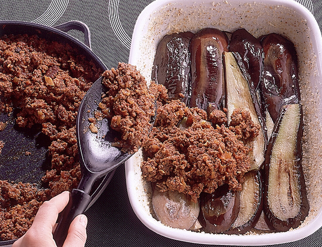 Hackfleisch auf die Auberginen geben für Moussaka.Step-5