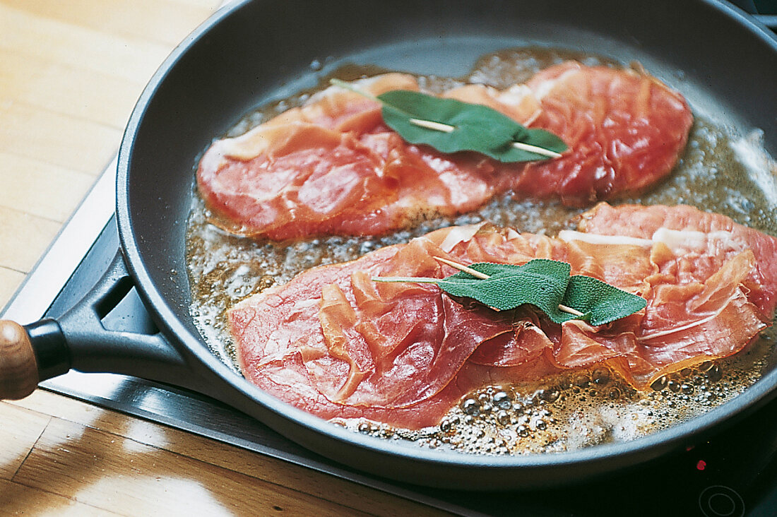 Schnitzel mit Schinken u.Salbeiblättchen braten,für Saltimbocca. Step-4