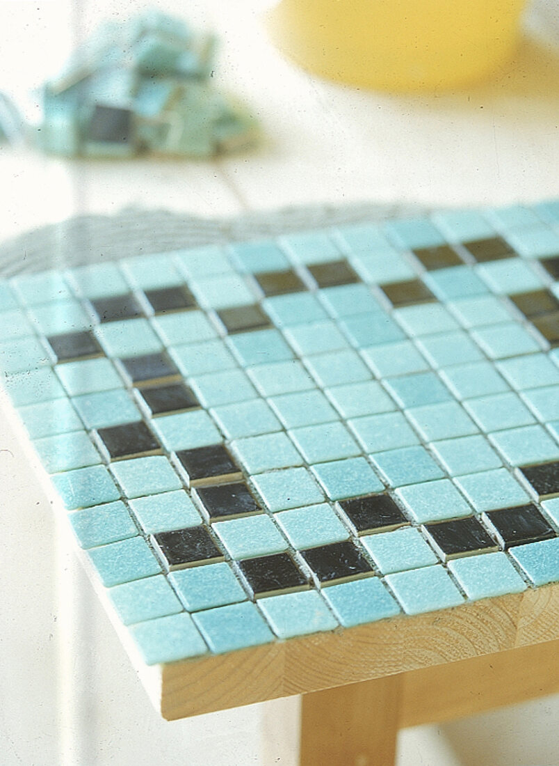Holztisch mit zwei Etagen, Mosaikfliesen, Bausteps