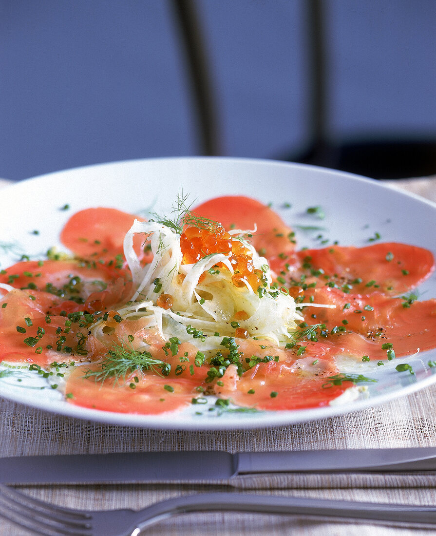 Thunfisch-Carpaccio mit Lachs-Caviar und gehobeltem Fenchel