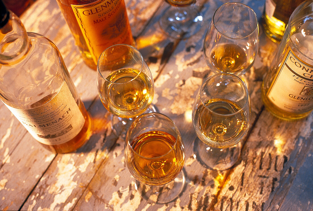Verschiedene Whiskeys in Gläsern und Flaschen, Draufsicht