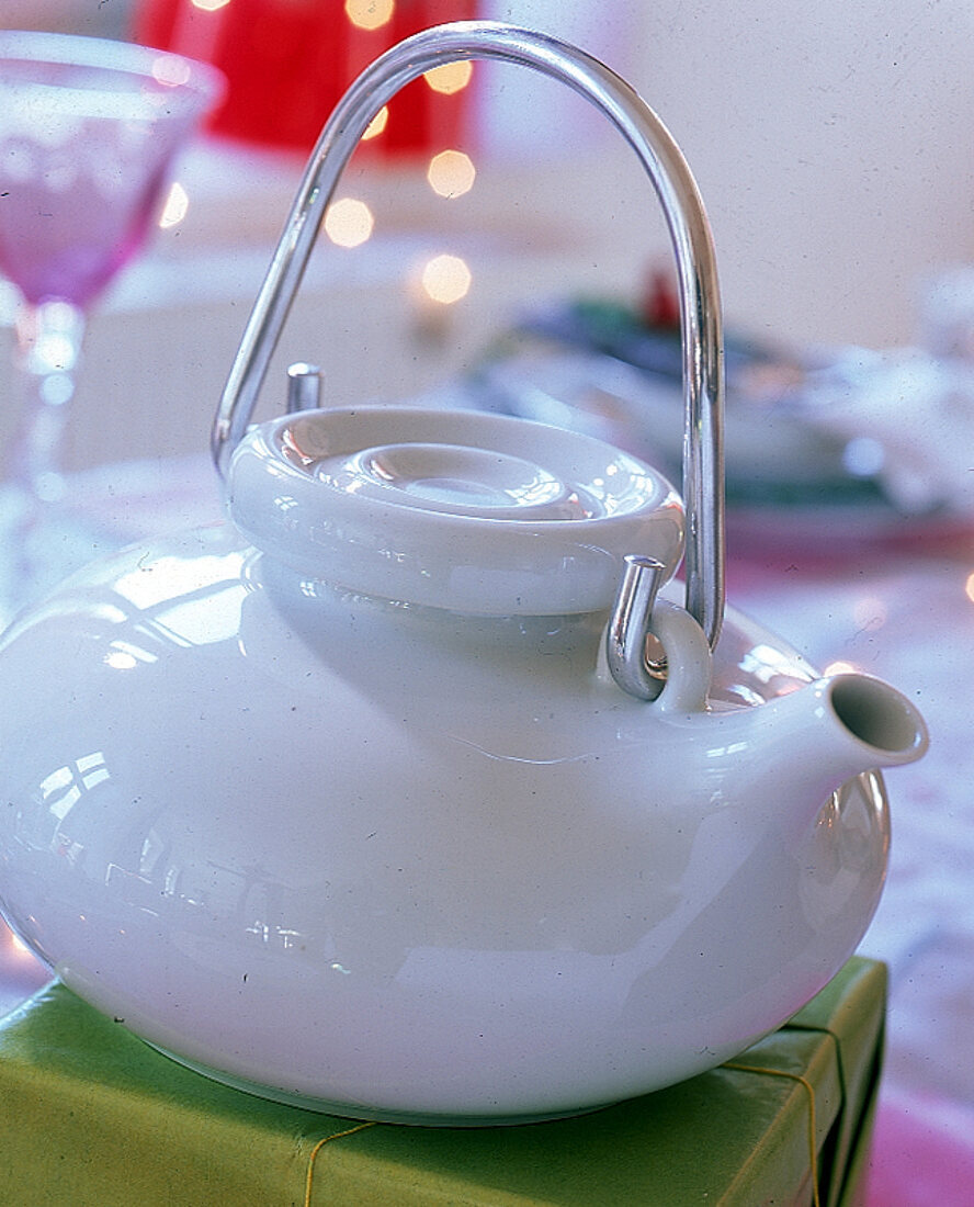weiße Teekanne aus Feldspat-Porzella n