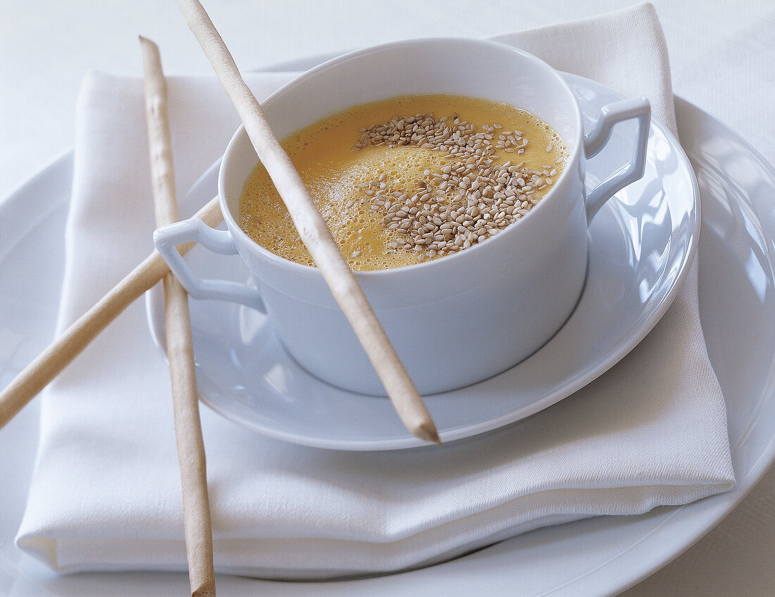 Möhren - Orangen - Suppe mit geröstetem Sesam