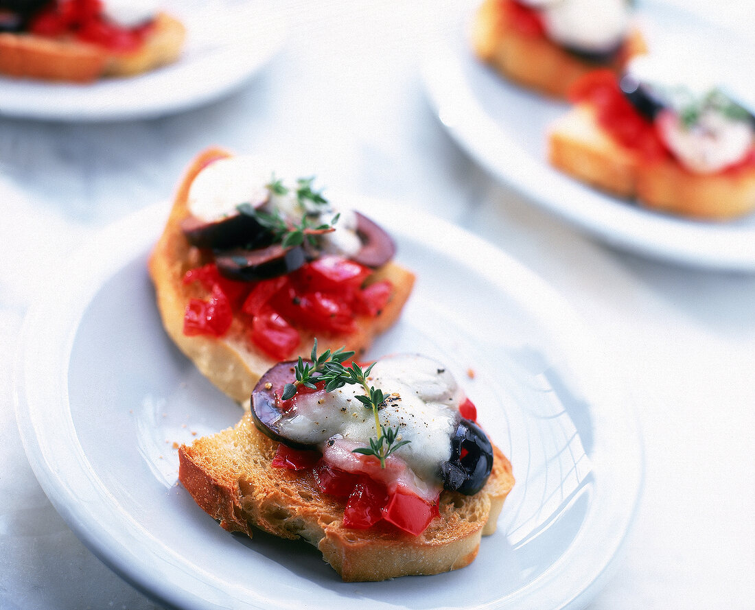 Bruschetta mit Tomaten und Mozzarella auf weißem Teller