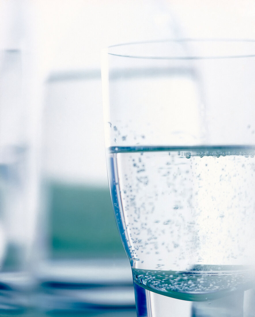 Sprudelndes Mineralwasser im Glas, close-up