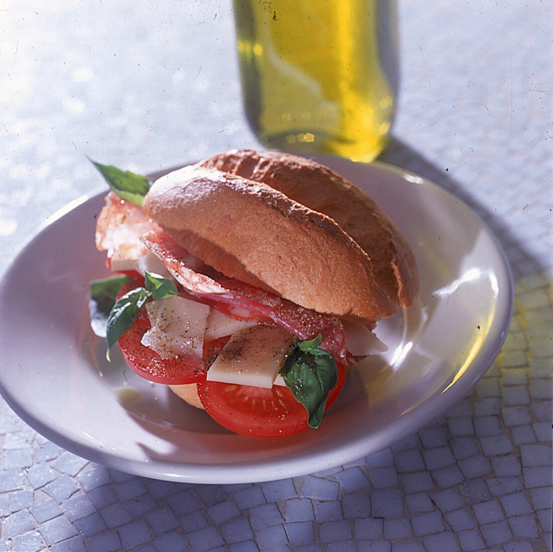 Weizenbrötchen mit Provolone und Salami