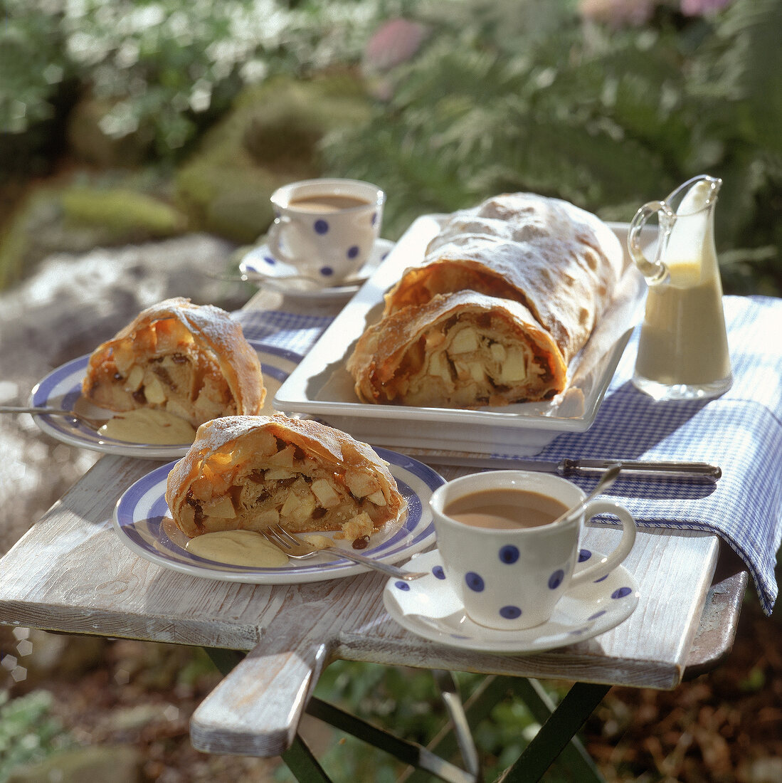 Österreichischer Apfelstrudel mit Vanillesauce