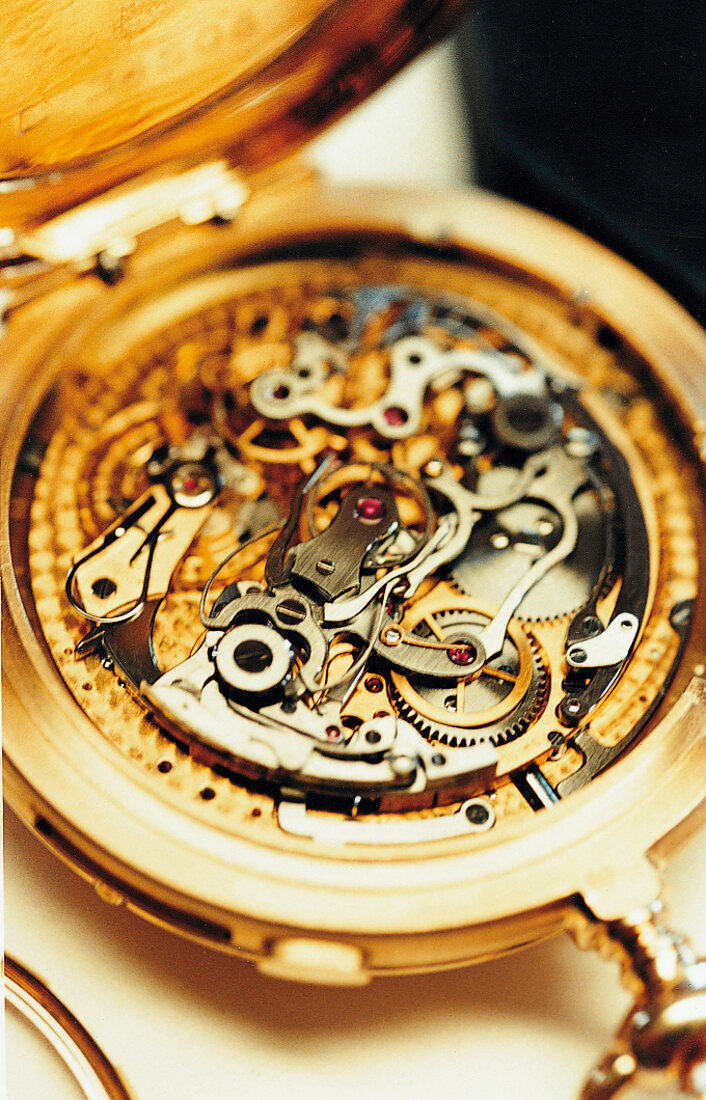Blick in eine das innere einer goldenen Uhr
