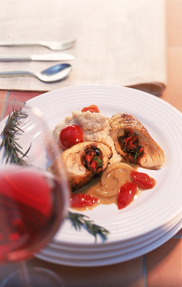 Hähnchenkeule gefüllt mit Oliven, Tomatenpaste,weißes Bohnenpüree