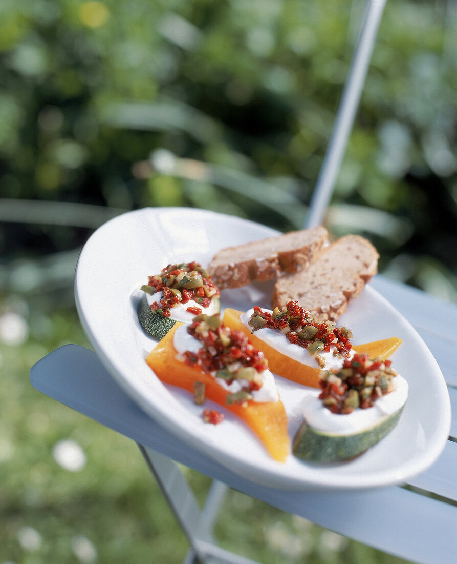 Gemüse-Crostini mit Frischkäse und Tomaten-Pesto