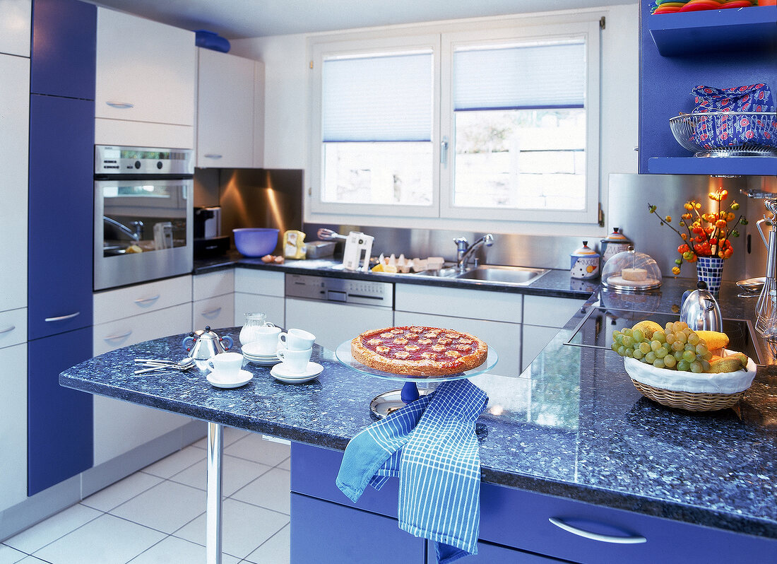 Blau/weiße Küche mit abgerundetem Tresen