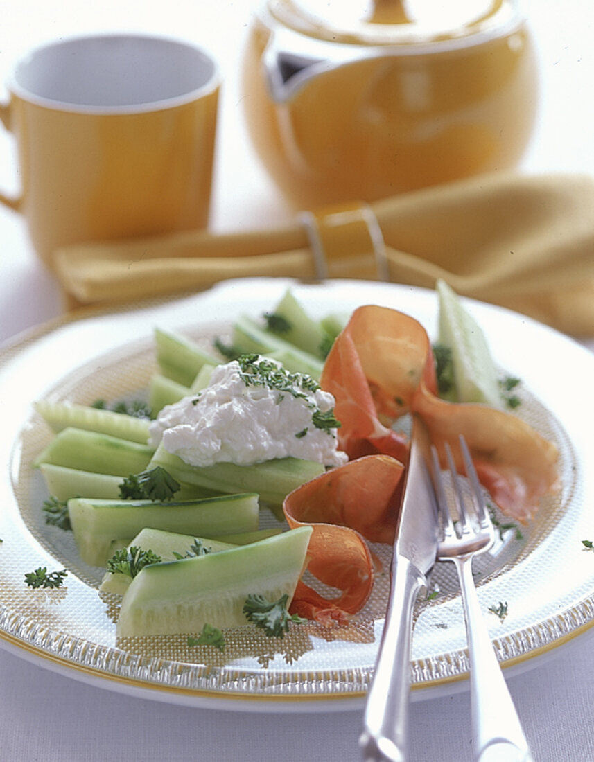 Gurke mit Parmaschinken und Hüttenkäse