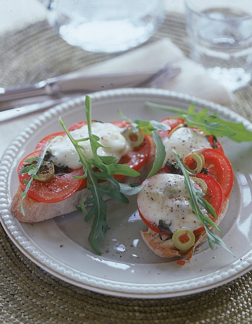 Belegtes Brot mit Tomaten und Mozzarella