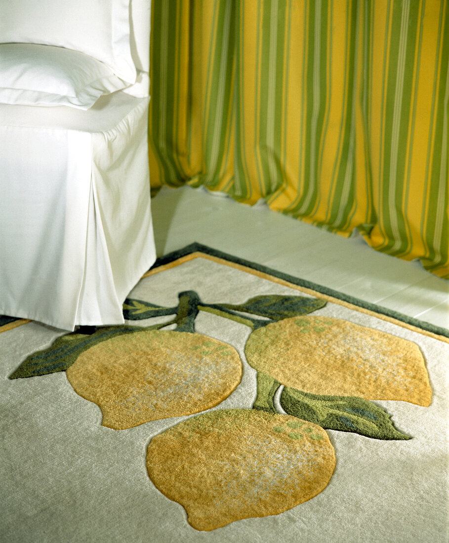 Carpet with lemon motif