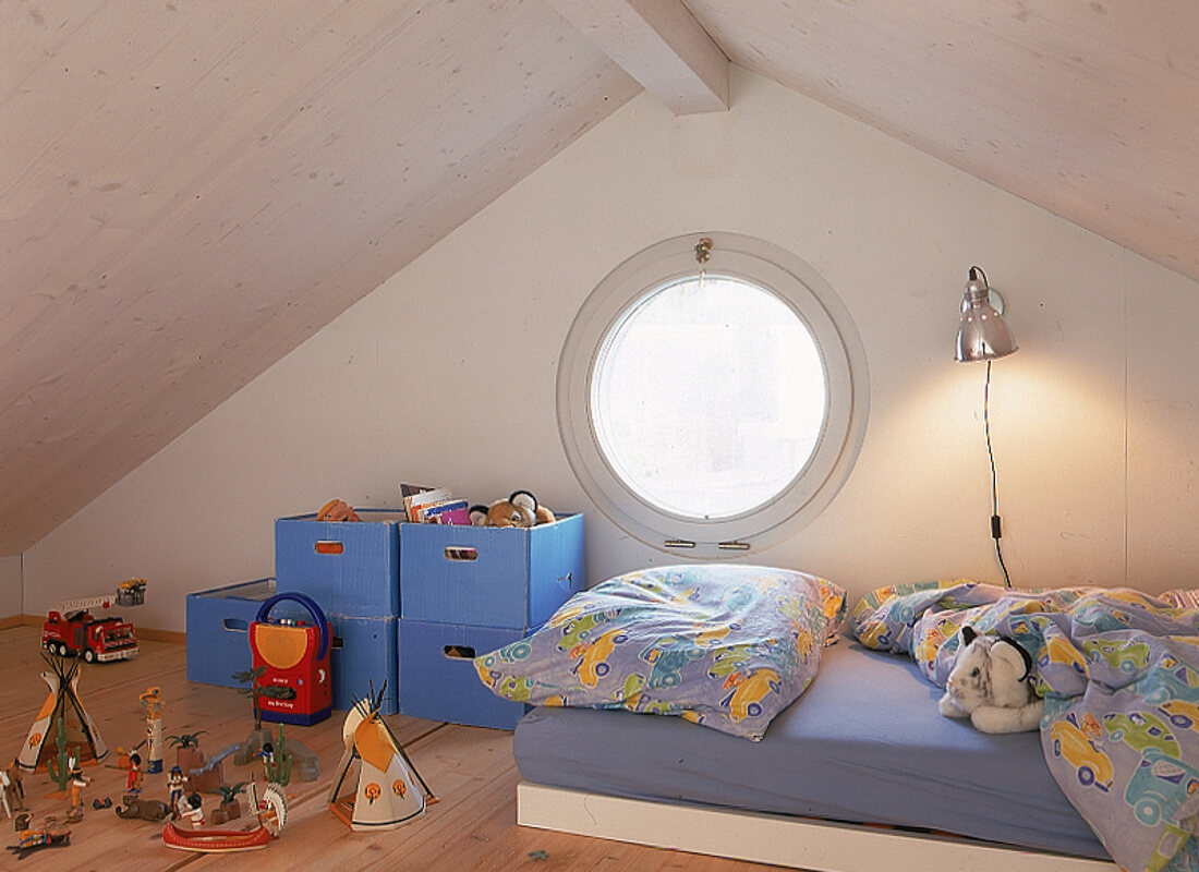 Kinderzimmer unterm Dach mit rundem Fenster