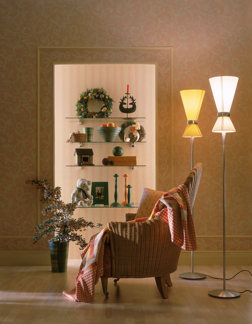 Sessel und zwei Lampen vor einem Beleuchteten Glasregal im Türblatt