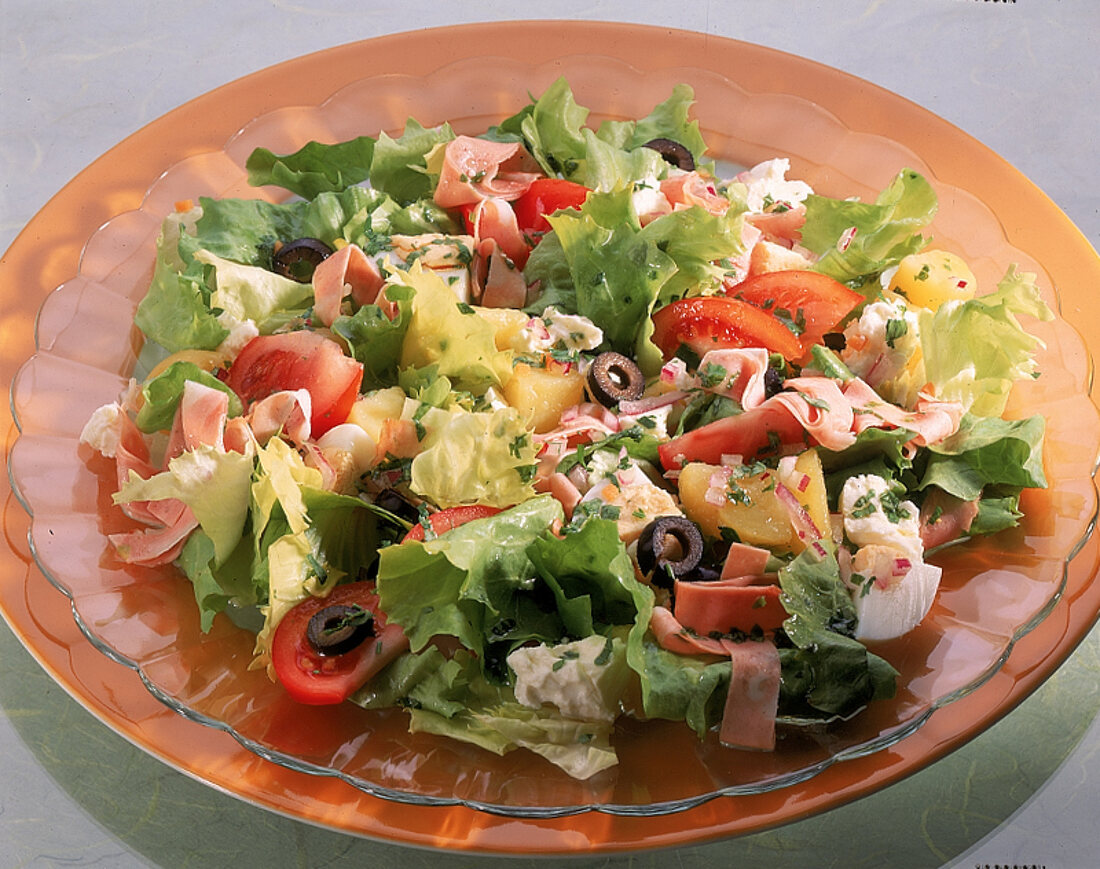 Endiviensalat mit Schafkäse,Mortadel la, Eier und Kartoffeln