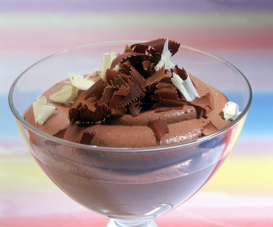Mousse au Chocolat mit gehobelter Schokolade im Dessertglas (FSIB)