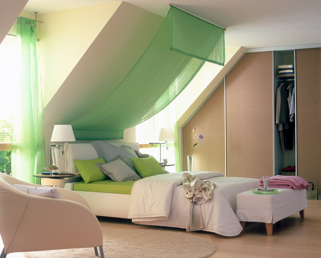Schlafzimmer in zartgrün und beige, Baldachin, Pinienholz, Loomgeflecht