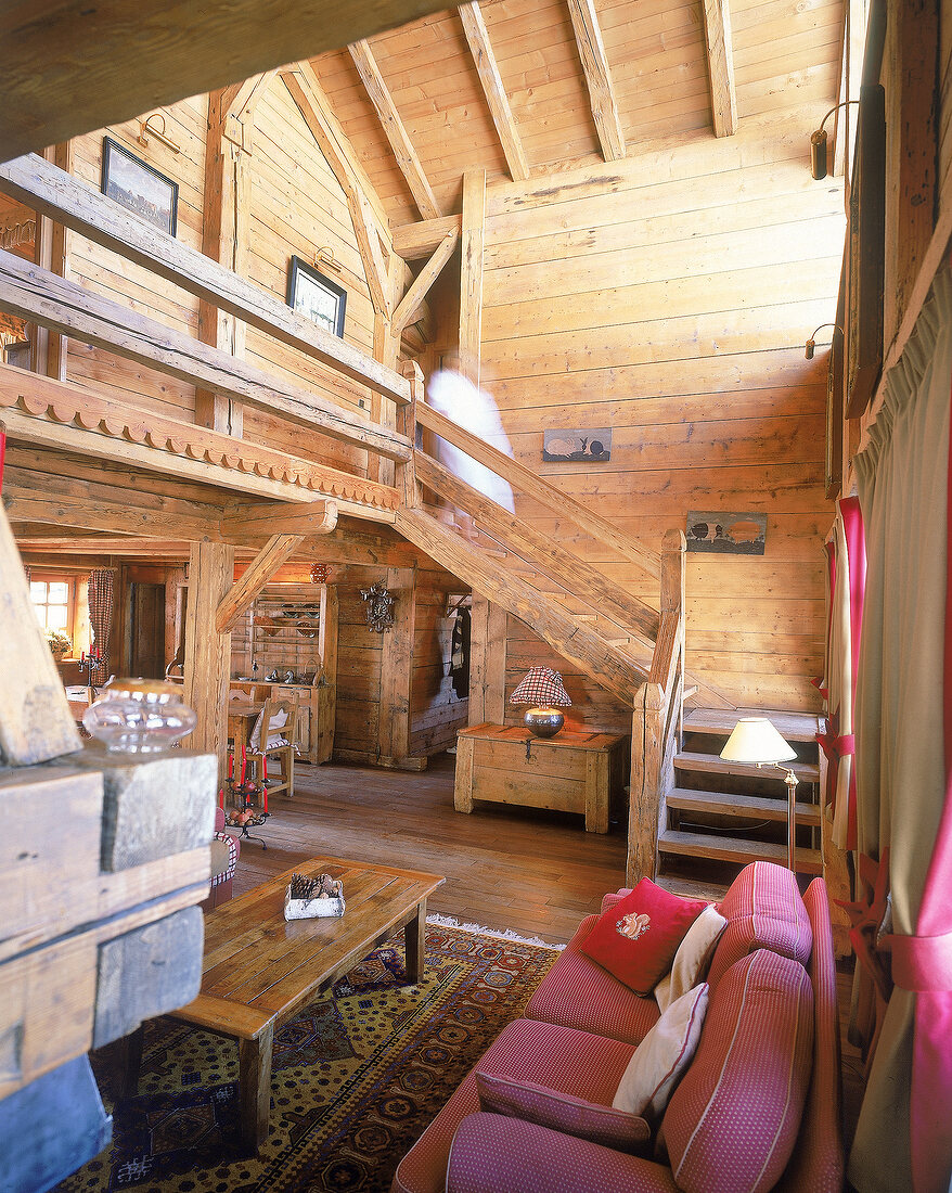 Rustikaler Wohn- und Eßbereich Decke ,Wände u Treppe  aus Holz