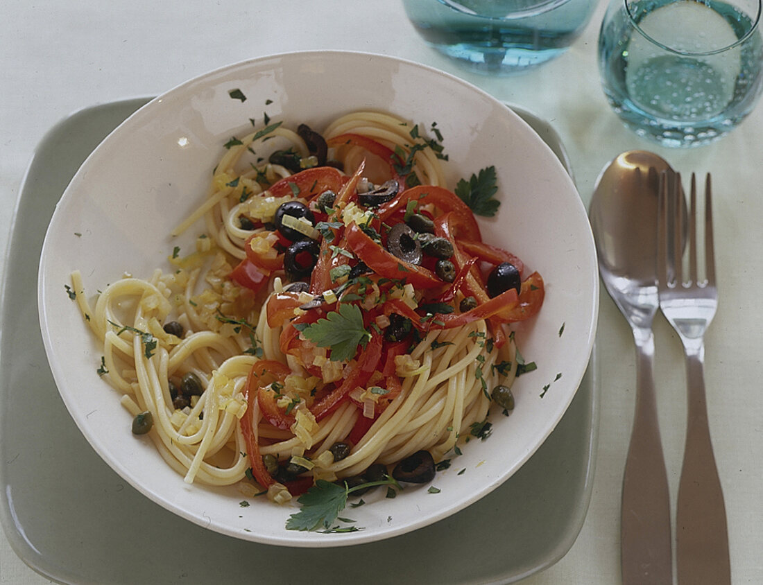 Spaghetti mit gedünsteten Paprika und schwarzen Oliven, Kapern,Petersilie