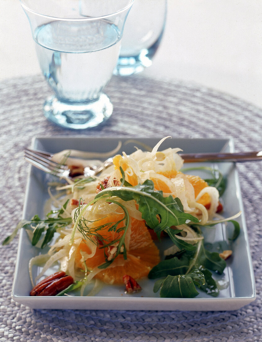 Orangen-Fenchel-Salat mit Rucola und Pecannüssen