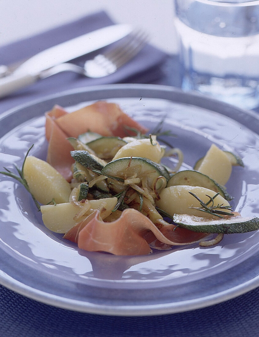 Marinierte Kartoffeln mit Zucchini und Parmaschinken