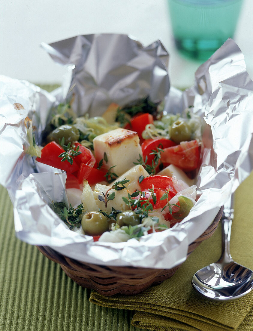 Überbackener Schafskäse mit Tomaten, Oliven und Thymian in Alufolie