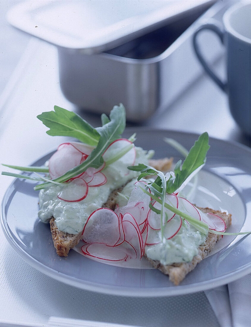 Sandwich mit Gemüse-Kräuterquark und Radieschenscheiben