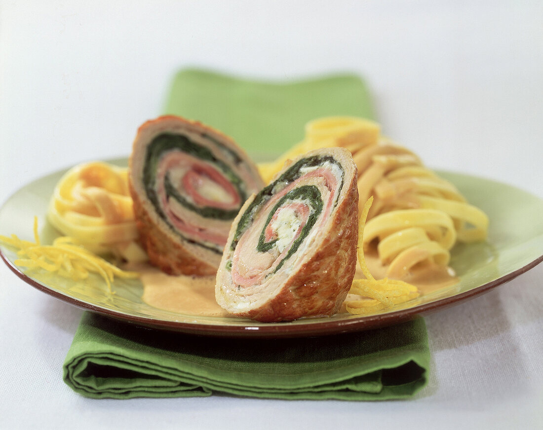 Aufgeschnittene Putenroulade gefüllt mit Spinat, Schinken + Gorgonzola