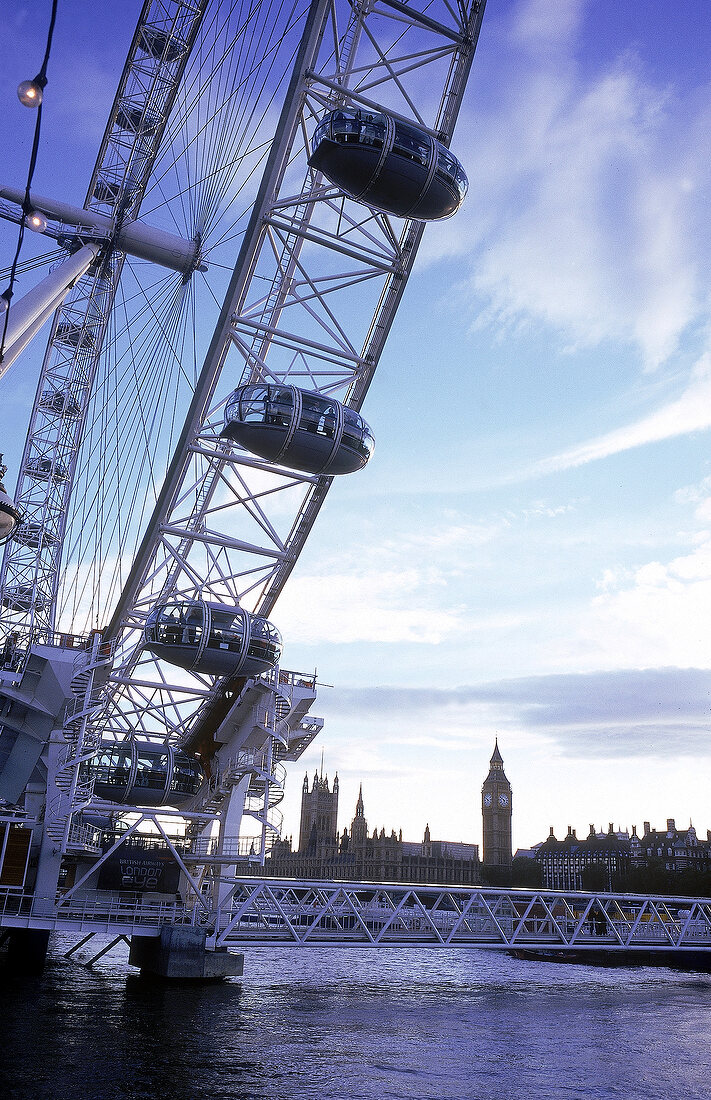 Das Riesenrad London Eye vor Themse und Big Ben